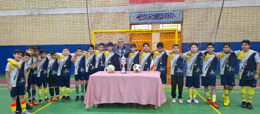 برگزاری مسابقات فوتبال درون مدرسه ای به مناسبت دهه فجر