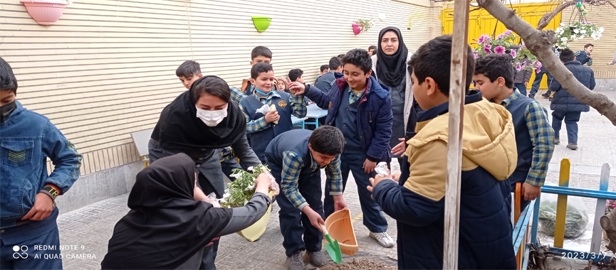 روز درختکاری همراه با کاشت گل ها